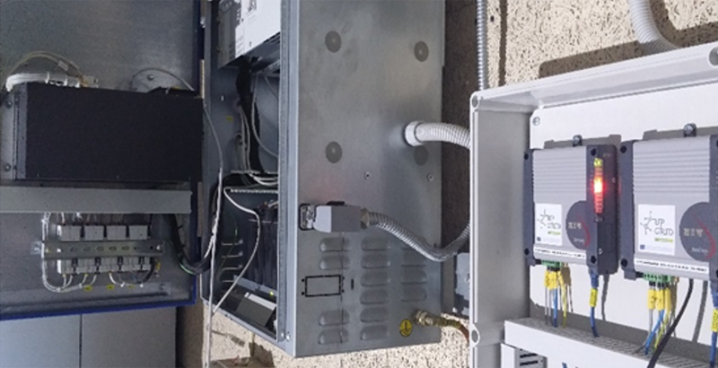 Figura 3. Instalación en campo del caso de uso 1. Equipos PRIME GTP (derecha) y RTU (al fondo).